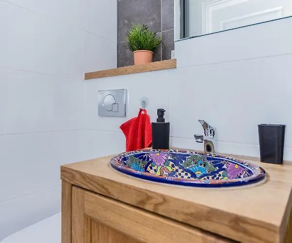 Twarda 54-warszawski Sen * وارسو